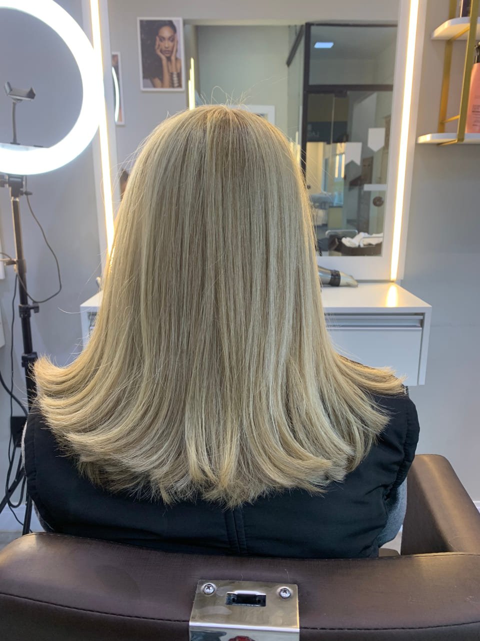 Cabelo loiro claro com corte médio