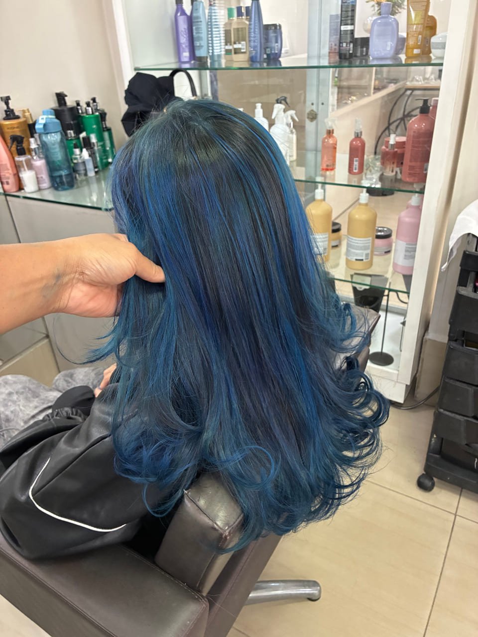 Cabelo azul longo com ondas
