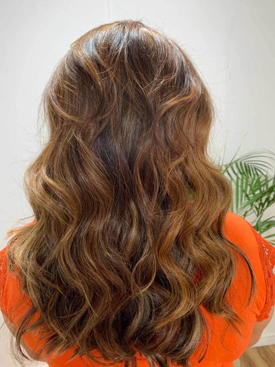 Cabelo longo em tons quentes e ondas