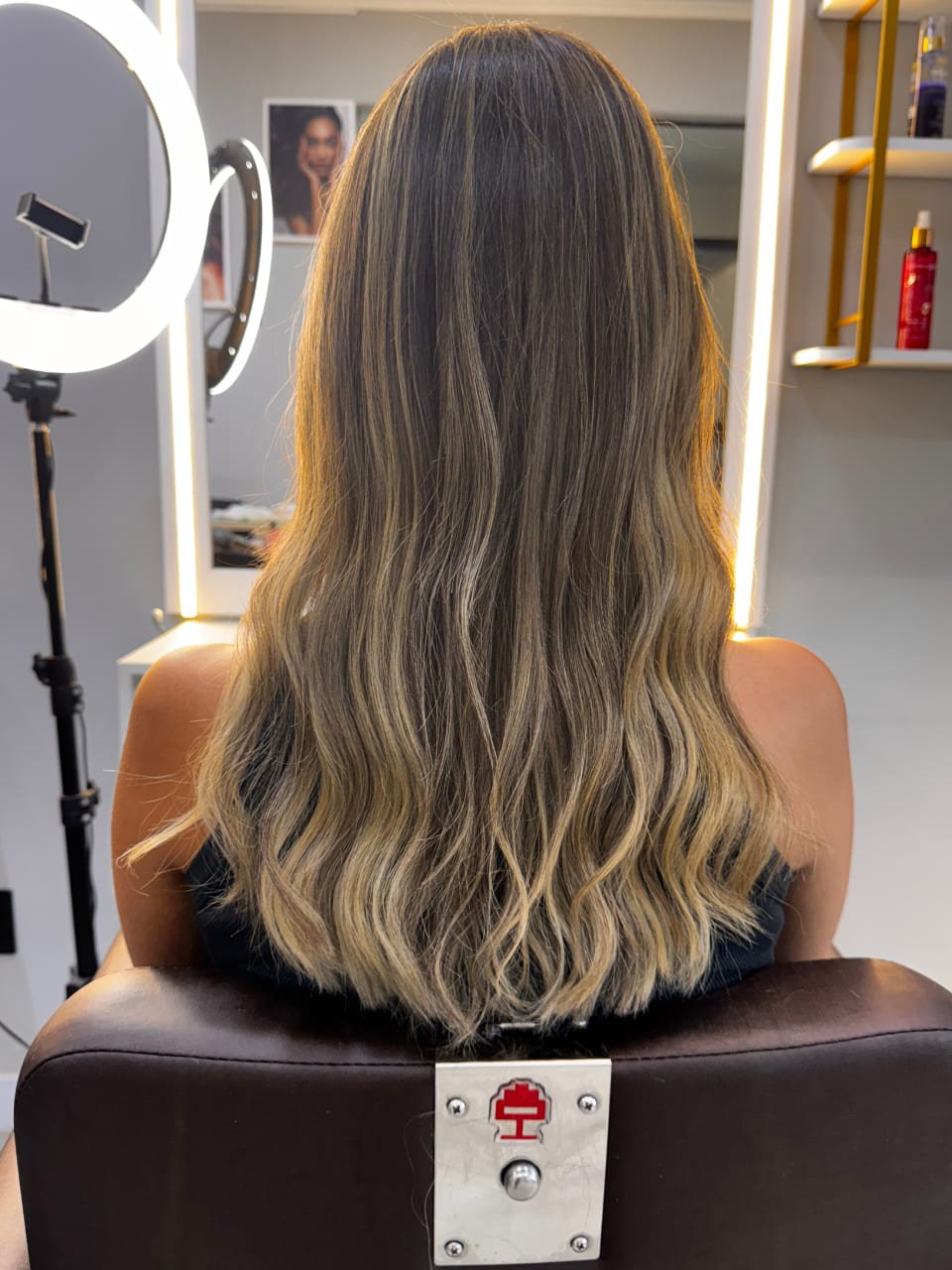 Cabelo longo com mechas loiras e ondas
