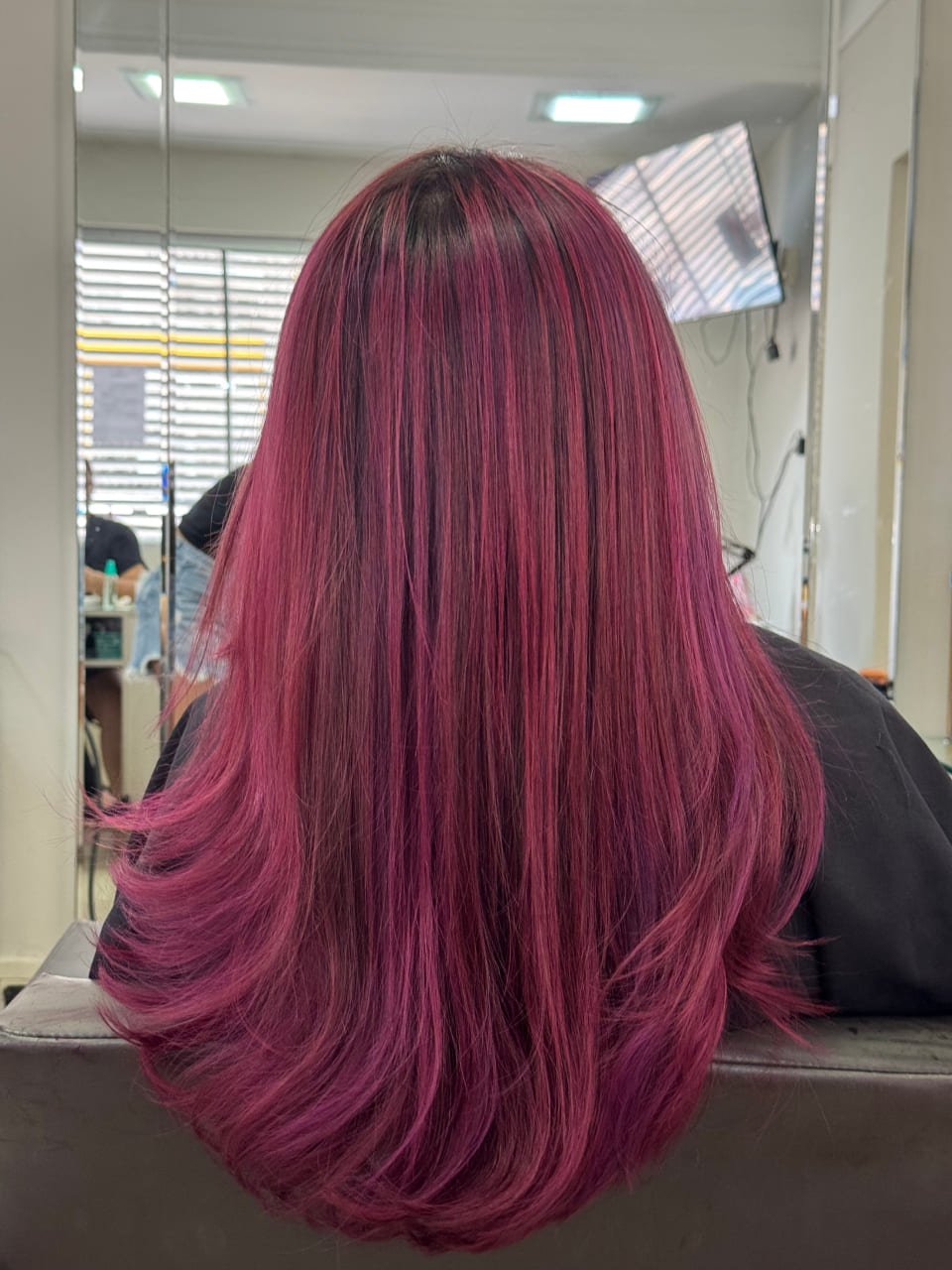 Cabelo magenta longo e liso